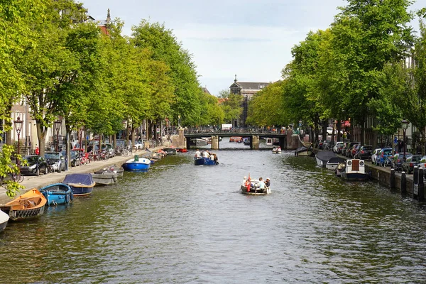 Vista dal ponte sul canale di Amsterdam — Foto Stock