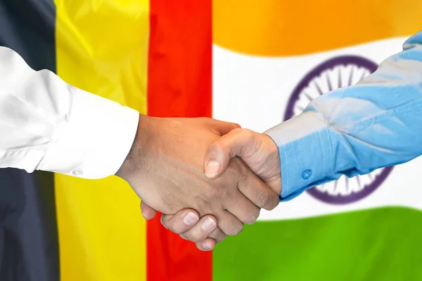 Handskakning om Belgien och Indien flagga bakgrund. — Stockfoto
