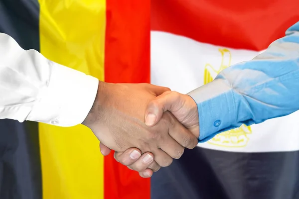 Apretón de manos sobre Bélgica y Egipto bandera de fondo . — Foto de Stock