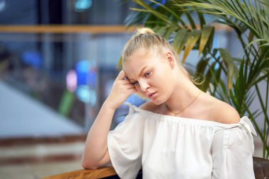 Mutsuz, hüzünlü kız genç kız.