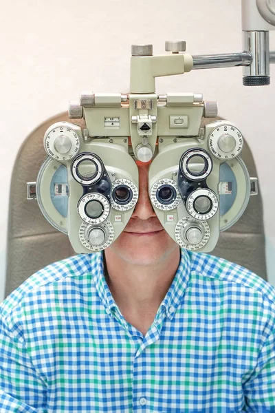 Optometrist que faz o teste da vista para o paciente masculino na clínica — Fotografia de Stock