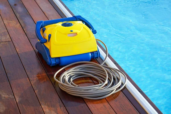 Trabajador del hotel limpiando la piscina. Limpiadores automáticos de piscinas . —  Fotos de Stock