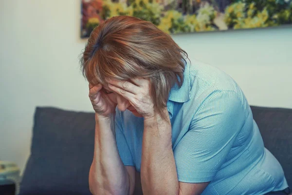 Elderly woman in grief — Stock Photo, Image