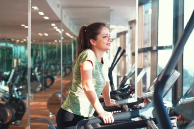 Spor salonunda treadmill kız