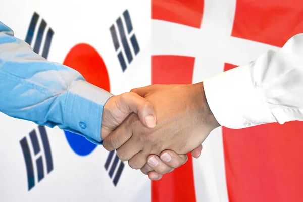 Handshake na Korei Południowej i Danii flagi tle. — Zdjęcie stockowe