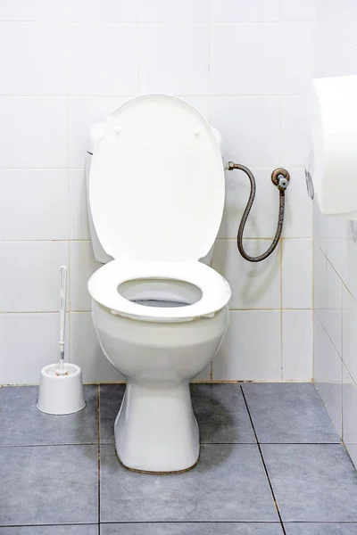 Белый туалет в ванной комнате — стоковое фото