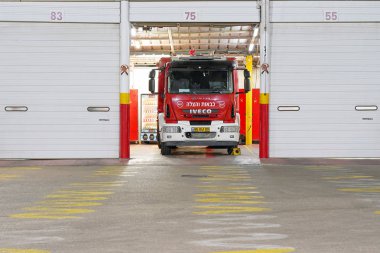 Yangını söndürmek. İtfaiye arabası