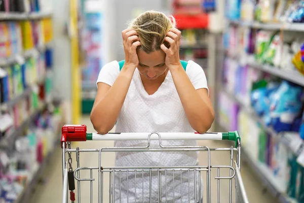 Supermercado menina com carrinho de compras — Fotografia de Stock