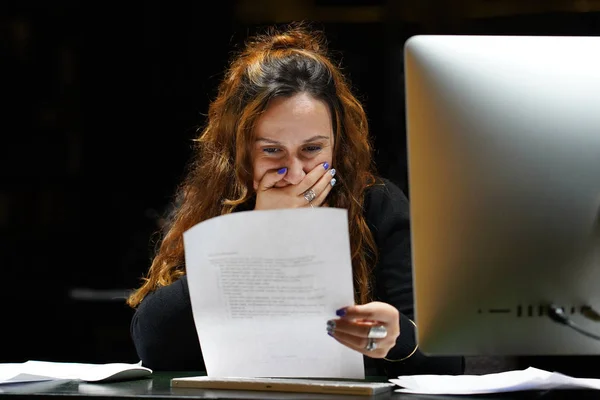 Mujer de negocios leyendo un documento en el espacio de trabajo de la oficina —  Fotos de Stock