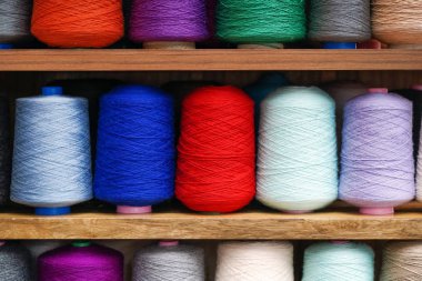 Üst üste çok renkli büyük iplik makaraları. Renkli iplik makaraları