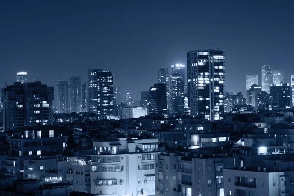 Paysage urbain, bâtiment moderne sur fond bleu nuit . — Photo