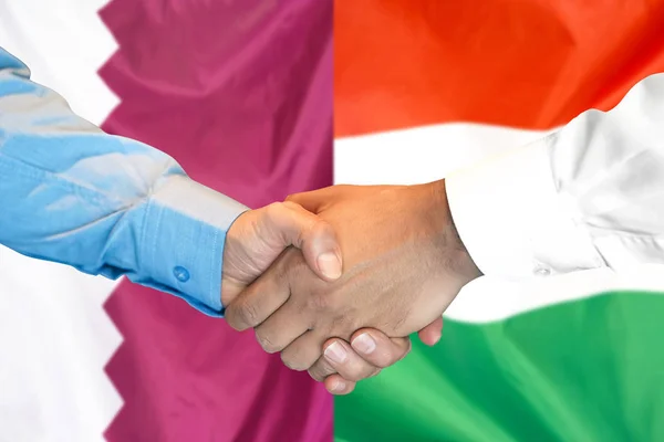 Handshake no fundo da bandeira do Qatar e da Hungria . — Fotografia de Stock