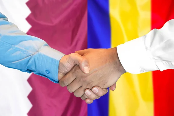 Poignée de main sur fond de drapeau du Qatar et Moldavie . — Photo