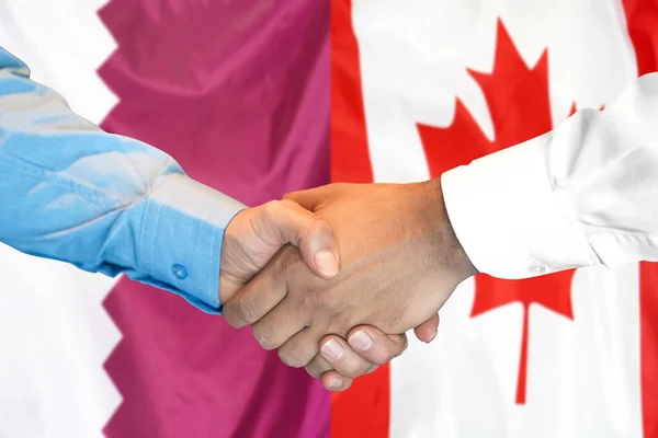 Apretón de manos en Qatar y Canadá bandera de fondo . — Foto de Stock
