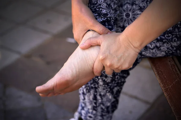 Dolor en el pie de una mujer. Dolor en los pies Mujer — Foto de Stock