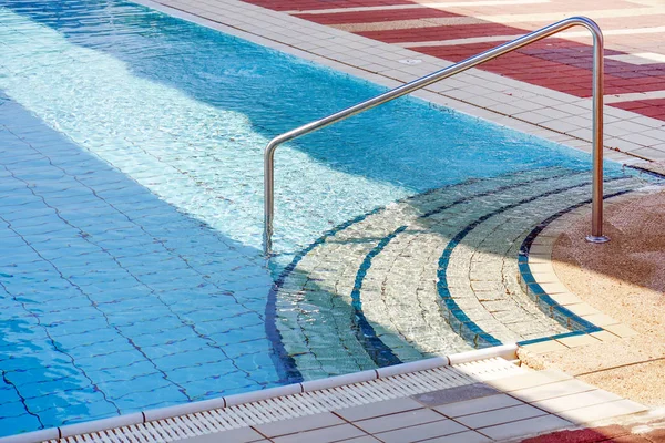 Personnel de l'hôtel nettoyage de la piscine — Photo