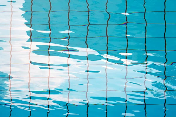 Texture dell'acqua nella piscina. Piscina coperta vuota Piscina per bambini, piscina pubblica nel club di fitness. Piscina per bambini con riflessi di sole . — Foto Stock