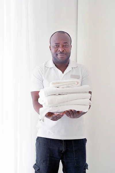 Úklid pokoje hotelu udržuje ručníky — Stock fotografie