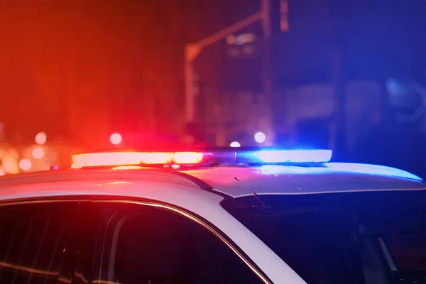 Modrá a červená světélka na vrcholu policejního auta v noci — Stock fotografie