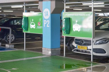 Elektrikli bir otomobilin şarj ı için güç kaynağı. Elektrikli araba şarj.