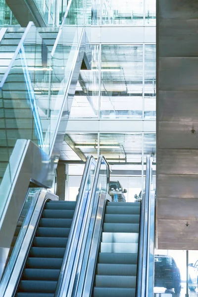 玻璃建筑内的空自动扶梯. — 图库照片