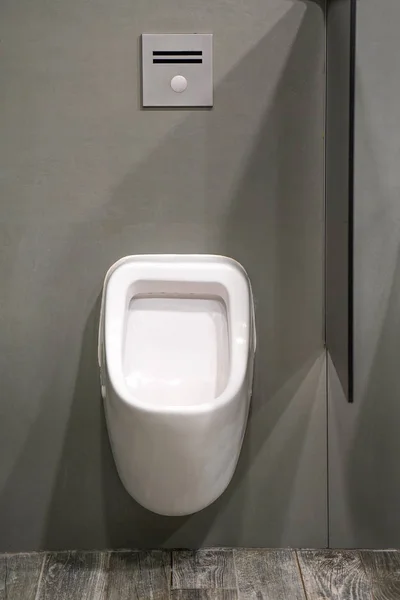 Λευκή τουαλέτα στο μπάνιο — Φωτογραφία Αρχείου
