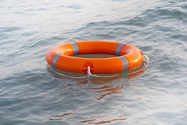 Naranja boya salvavidas piscina anillo flotador — Foto de Stock