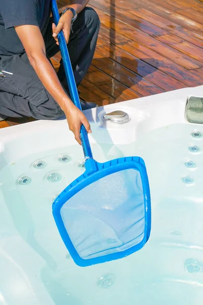 Hotelangestellte beim Putzen des Pools — Stockfoto