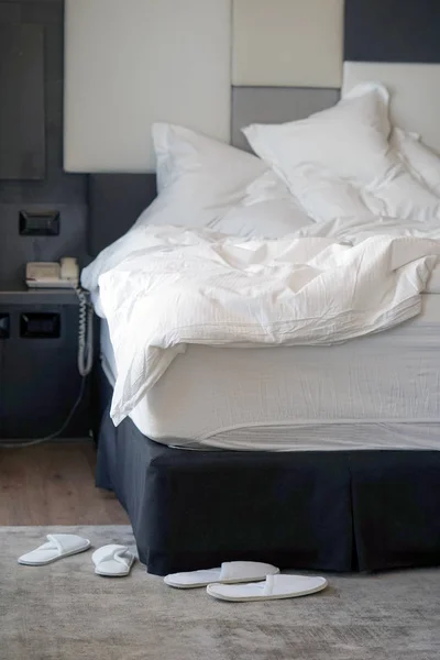 ホテルで汚れたベッド。汚れたベッド枕毛布部屋. — ストック写真