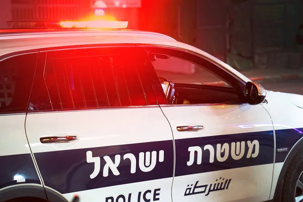 İsrail polis arabasının tepesinde kırmızı ışıklar