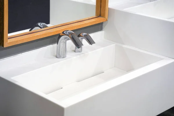 Moderno lavabo de baño blanco con grifo — Foto de Stock