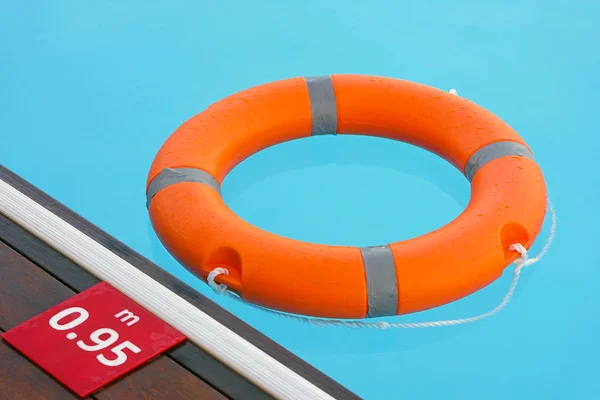 Flutuador de anel de piscina laranja lifebuoy — Fotografia de Stock