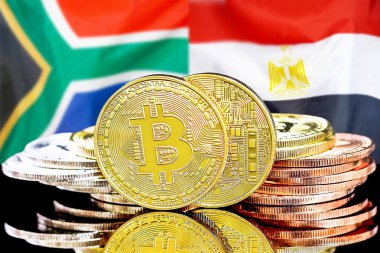 Güney Afrika ve Mısır bayrak arkaplanındaki bitcoinler