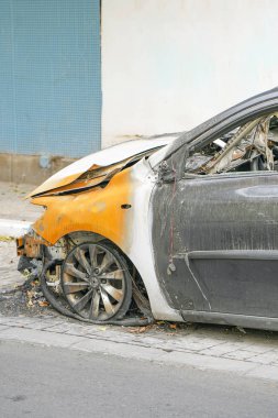 Bir yolcu arabasının kaputu yanmış. Bir araba kundakçısı..