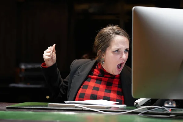Woman in stress in front of computer — Stock Photo, Image