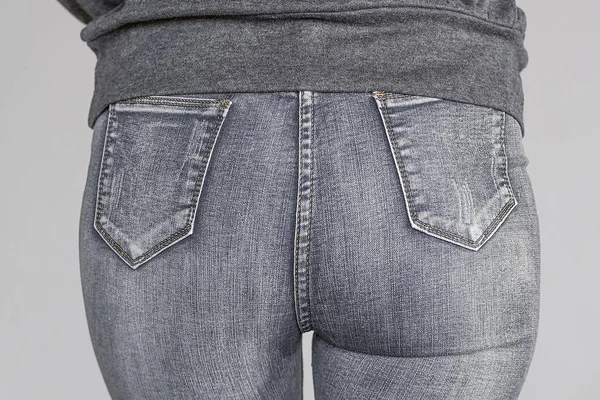 Menina sexy bunda em jeans. Fundo feminino em jeans apertados . — Fotografia de Stock