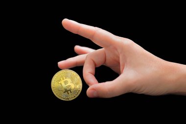 Kadın parmakları bitcoin atıyor. Siyah arkaplanda bitcoins.
