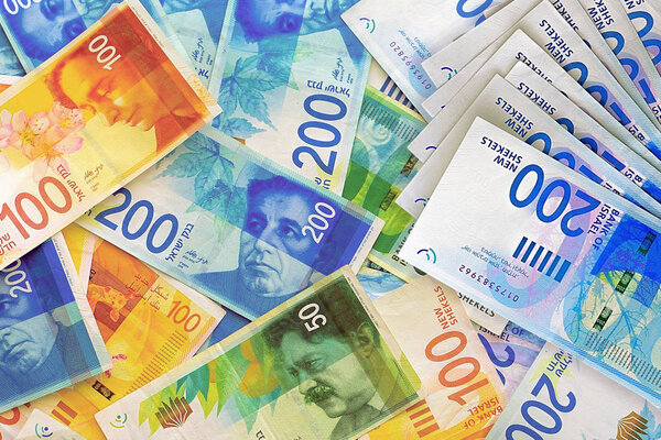 Пачка израильских банкнот
