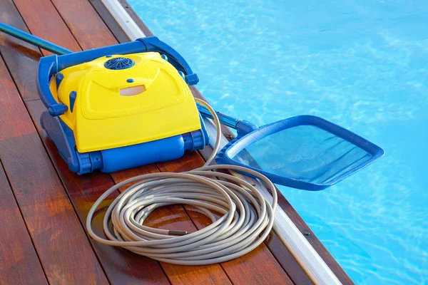 Il personale dell'hotel pulisce la piscina. Pulitori automatici per piscine . — Foto Stock