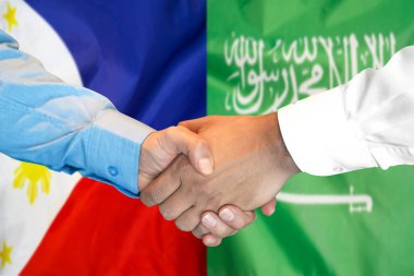 Filipinler ve Suudi Arabistan bayrağı üzerine el sıkışma.