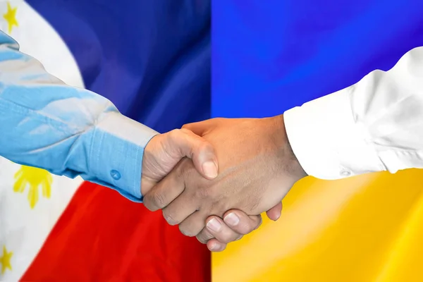 菲律宾和乌克兰国旗背景握手. — 图库照片