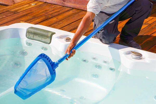 Hotel staff worker cleaning the pool. Maintenance. — Stock Photo, Image