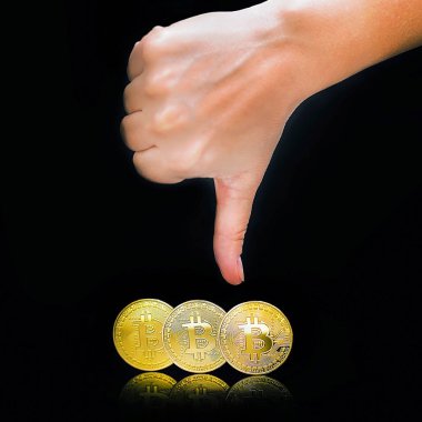 Baş parmak el işareti. Siyah arkaplanda bitcoins. 