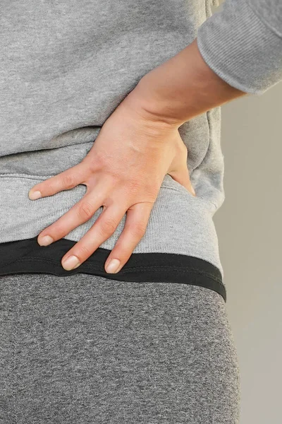 Mujer Sufre Dolor Lumbar Mano Mujer Sosteniendo Dolor Espalda Cintura — Foto de Stock
