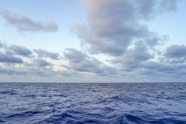 Derin deniz yazında mavi bir sabah. Akdeniz 'in üzerinde mavi gün doğumu.