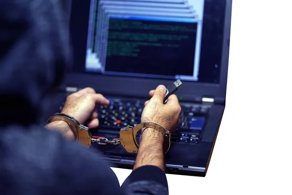 Arresterte Hackerhender Håndjern Isolert Hvit Bakgrunn Fange Eller Anholdt Terrorist – stockfoto