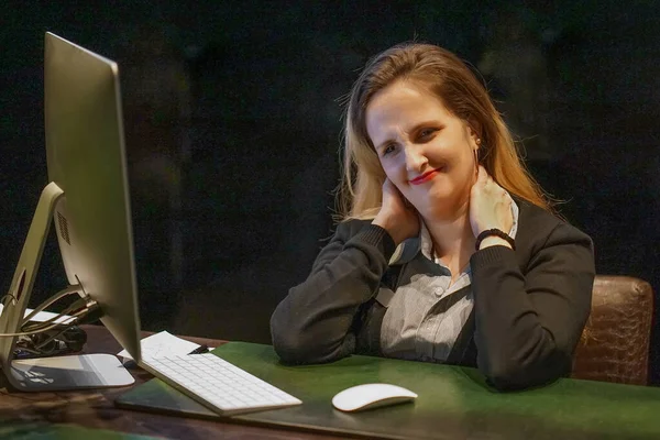 Retrato Trabalhador Escritório Estresse Mulher Gerente Sentado Frente Monitor Computador — Fotografia de Stock