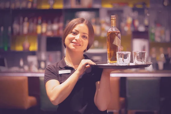 Cameriera Porta Bicchiere Whisky Bottiglia Vassoio Nel Ristorante Dell Hotel — Foto Stock