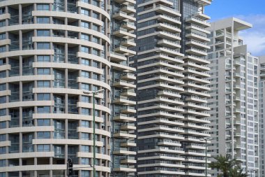 Gökdelen inşa eden modern şehrin ön cephesinin cam mavisi pencereleri. Binanın balkonları. Yeni mahalledeki modern apartmanlar. Soyut mimari.