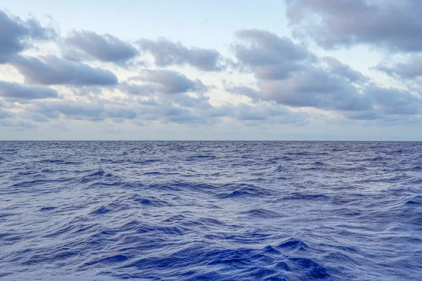 Derin Deniz Yazında Mavi Bir Sabah Akdeniz Üzerinde Mavi Gün — Stok fotoğraf